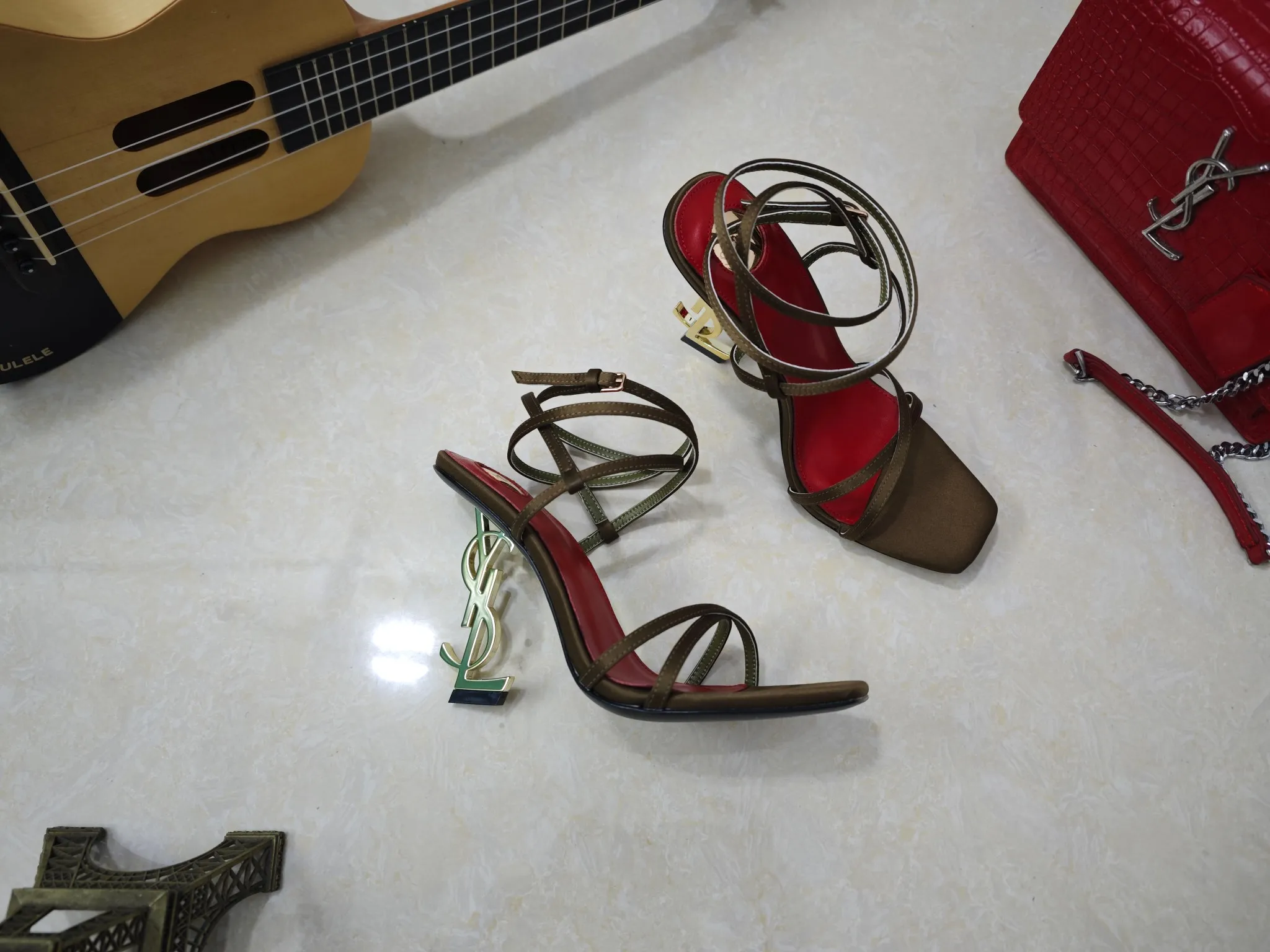 👟👟Ex-factory price 540👟👟【Saint Laurent】Yves Saint Laurent, high-heeled YSL high heels💃2025 early spring counter synchronizes the latest styles, YSL, decoration👠 Classic and high-quality glamorous masterpieces, the hottest autumn and winter series in the counter, with temperament, fashion, classic and attractive design style 😌The effect on the feet is particularly beautiful〰️, the materials are imported from Italy 🇮🇹 calf, imported black sheepskin, lining, and foot pads; sheepskin, stiletto high heels, size 35-41 (34.41.42 must be customized, non-refundable) outsole; imported genuine leather outsole, with full counter packaging